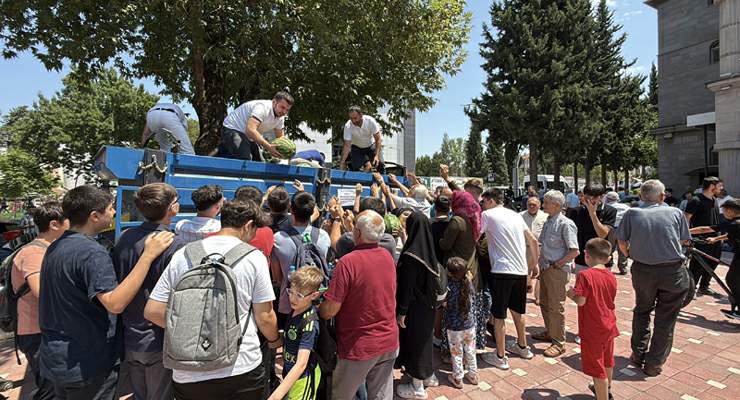 Tokatlı genç, dedesinin hayrına tonlarca karpuz dağıttı
