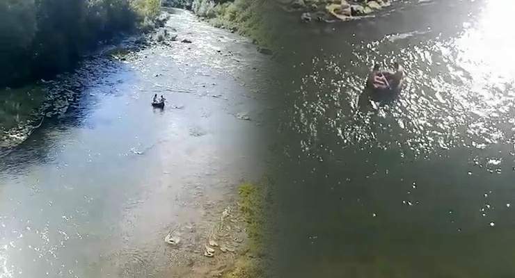 Traktör şambreli ile rafting yaptılar