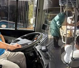 Halk otobüsü şoförü, fenalaşan yolcu için zamanla yarıştı