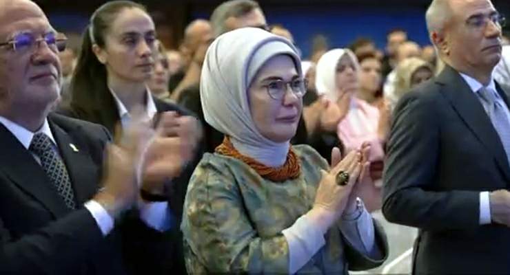 Emine Erdoğan, Cumhurbaşkanı Erdoğan’ın konuşması sırasında duygulandı