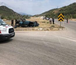 Ters dönen otomobilden sağ kurtuldu
