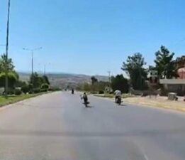 Canlarını hiçe saydılar, motosikletlerin üzerine yatarak yarıştılar