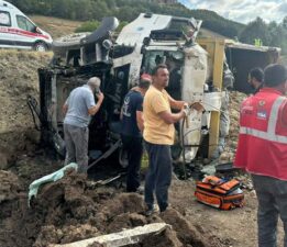 Tokat’ta hafriyat kamyonları çarpıştı, 1 sürücü ağır yaralandı