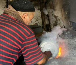 Kalaycılık mesleğini 62 yıldır sürdürüyor