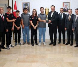 Vali Köklü’nün konukları “TEKNOFEST Türkiye Şampiyonu” Zileli gençler