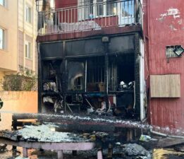 Balkonda çıkan yangın eşyaları küle çevirdi