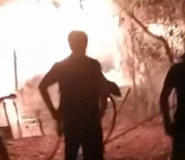 Yanan samanlık geceyi aydınlattı