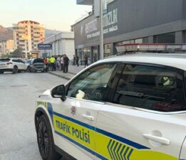 Panelvan ile çarpışan Porsche’nin tekeri koptu