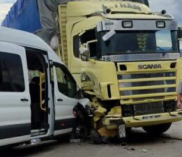 Fındık işçilerini taşıyan minibüs ile kamyon çarpıştı: 8 yaralı
