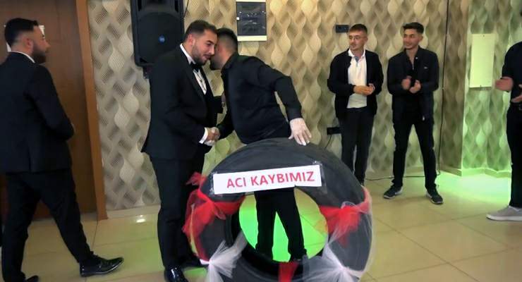 Görenler dönüp bir daha baktı, böyle takı görülmedi