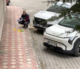 Tokat’ta cam silen kadın cipin üzerine düşerek hastanelik oldu