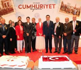 Tokat’ta, Cumhuriyetin 102. yılı resepsiyonu pastayla kutlandı