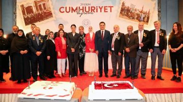 Tokat’ta, Cumhuriyetin 102. yılı resepsiyonu pastayla kutlandı