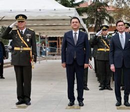 Tokat’ta Cumhuriyet coşkusu, Protokol çelenk sundu