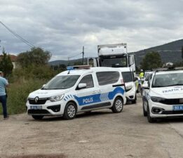 Tokat’ta uygulama noktasında kaçan göçmen konteyner altında yakalandı