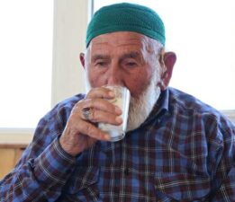 95’lik Mahmut dede, sağlıklı yaşamın sırrının süt ürünleri olduğunu söyledi