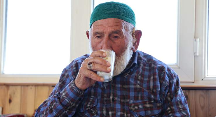95’lik Mahmut dede, sağlıklı yaşamın sırrının süt ürünleri olduğunu söyledi