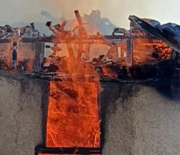 Tokat’ta çıkan yangında ev ve samanlık küle döndü