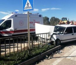 Tokat’ta kaza yapan otomobil bariyere girdi