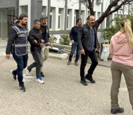 Gerçek polisler sahte polisi kıskıvrak yakaladı