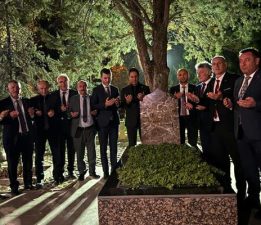 Başbuğ Türkeş’in kabri başında Tokatlı başkanlar dua etti