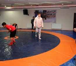 Zile Belediyesi’nden güreş takımına anlamlı destek