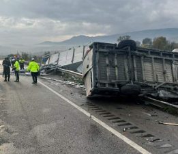 Tokat’ta yapı malzemesi yüklü kamyonete çarpan minibüs sürücüsü yaralandı