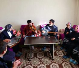 Tokat Belediyesi’nden yaşlılara hem temizlik hem de canlı müzik hizmeti