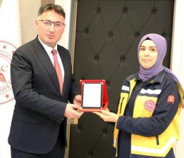 İl Sağlık Müdürü Atilla Bıyık, 112 Personeli Rabia Aktaş’ı ödüllendirdi
