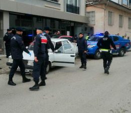 Jandarma personelini yaralayan sürücü, kovalamaca sonrası yakalandı