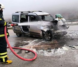 Tırla çarpışan hafif ticari araç alev aldı: 5 yaralı