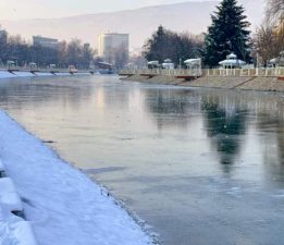 Tokat’ta son yüzyılın en sert ocak ayı Yeşilırmak’ın yüzeyini dondu