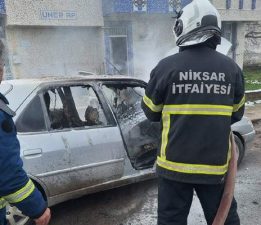 Park halindeki araç yanarak hurdaya döndü