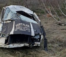 Şarampole devrilen minibüs hurda yığınına döndü: 1 yaralı