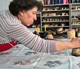 Ankaralı ebru sanatçısı geleneksel baskı sanatını yerinde öğrenmek için Tokat’a geldi