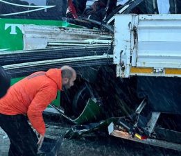 Karlı yolda kayan yolcu otobüsü tıra çarptı: 1’i ağır 12 yaralı