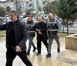 Otomobiliyle kaçak göçmen taşıyan sürücü tutuklandı