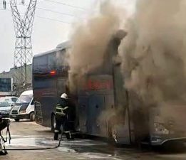Tokat’ta park halindeki otobüs alev aldı