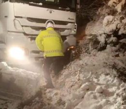 D850 kara yolu ulaşıma kapandı, polis ekipleri kürekle açmaya çalıştı