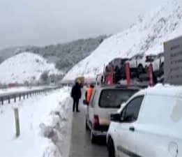 Yoğun kar nedeniyle Niksar-Erbaa kara yolunda trafik durma noktasına geldi
