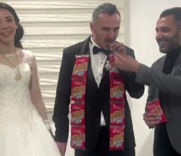 Damada takı yerine “Çubuk Kraker” taktılar