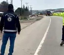 Erbaa’da tırın yatak kısmında saklanan 2 kaçak göçmen yakalandı