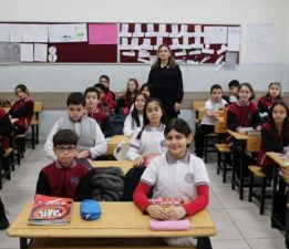 Yaklaşık 18 milyon öğrenci karnelerini alarak yarıyıl tatiline girdi