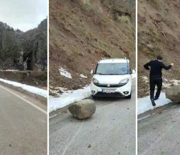 Yola düşen kayayı otomobilleriyle çektiler