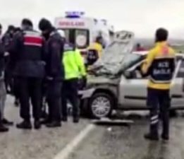 Tokat’ta iki otomobil kafa kafaya çarpıştı: 1’i ağır 7 yaralı