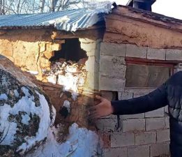 Yamaçtan kopan dev kaya neredeyse evi yıkıyordu