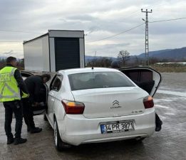 Tokat’ta uygulama noktasında bir araçta kaçak göçmen yakalandı