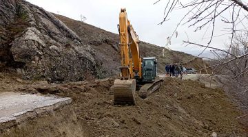 Toprak kaymasının yaşandığı yolda zemin güçlendirme çalışmaları başladı