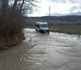 Tokat’ta köy yolları eriyen karlar nedeniyle su altında kaldı
