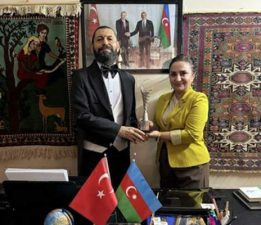 Dünyaca ünlü yazar Akif Manaf’a anlamlı ödül: “Barış Sanatı Ödülü”
